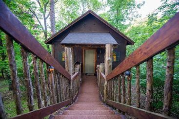 Oak Crest Cottages & Treehouses