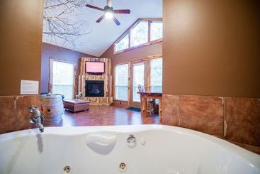 Oak Crest Cottages & Treehouses