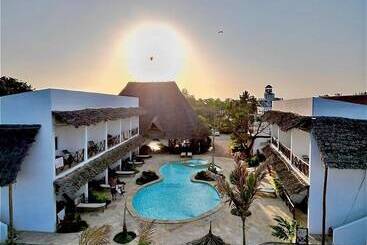 ペンション Kibanda Lodge And Beach Club