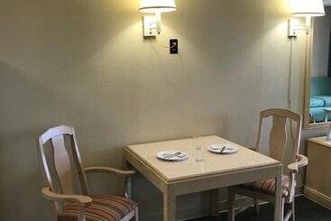 هتل Surf Inn Suites