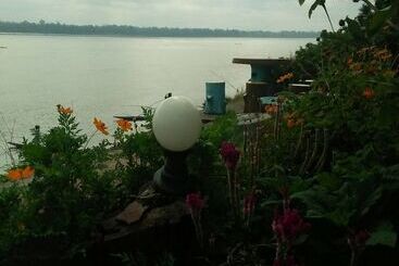 בית מלון כפרי Baanpakrimklong Sukhamon Homestay & Resort