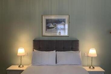 פנסיון Shrubbery Guest House