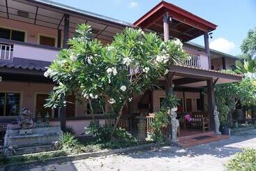 בית מלון כפרי Ban Poh Garden House