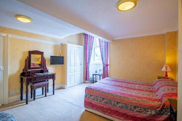 فندق Middle House