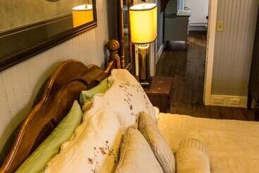 Nolichuckey Bluffs Bed & Breakfast Cabins