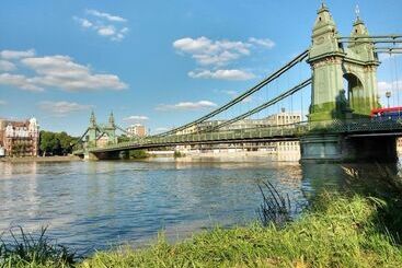 בית מלון כפרי Temple Lodge Club