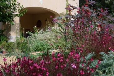 تختخواب و صبحانه La Bastide Des Enquèses