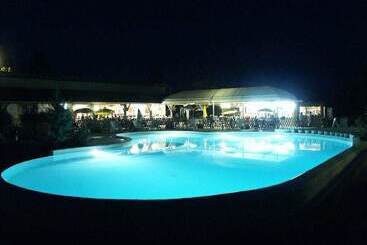 فندق Les Lacs De Courtes