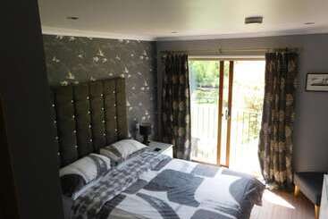 بنسيون Riverside House