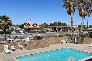 فندق على الطريق Palms Inn & Suites