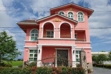 تختخواب و صبحانه Honeysuckle Family Castle