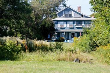 تختخواب و صبحانه The Shore Path Cottage