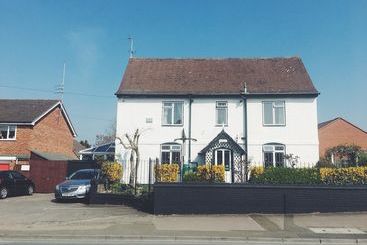 민박 Notley House & The Coach House