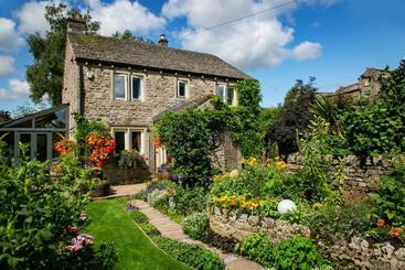Bed and Breakfast Tucked Away House