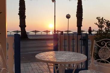 تختخواب و صبحانه A Un Passo Dal Mare