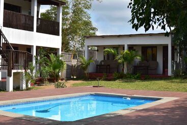 Отель Gamboozini Lodge