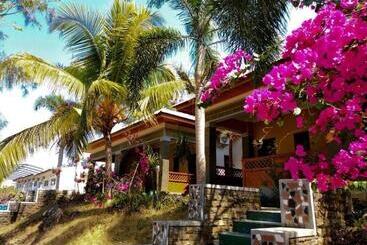 בית מלון כפרי Nirwana Buton Villa