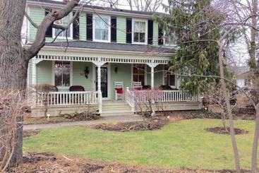 Scarlet Tunic Bed And Breakfast