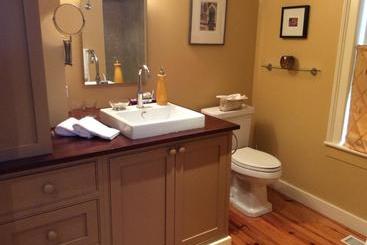 Scarlet Tunic Bed And Breakfast