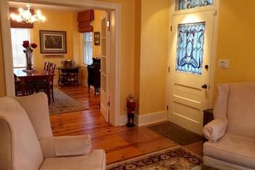 Scarlet Tunic Bed And Breakfast