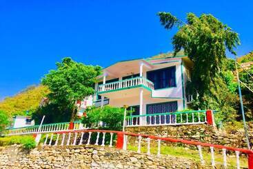 ホテル Shangrila Resorts By Raatri