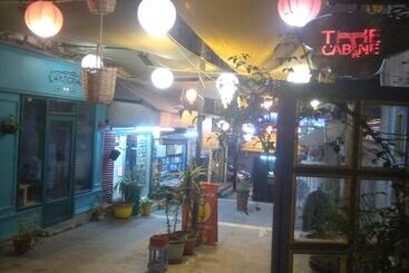 هاستل The Cabin