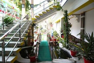 בית מלון כפרי Budha Palace By Oyo Rooms