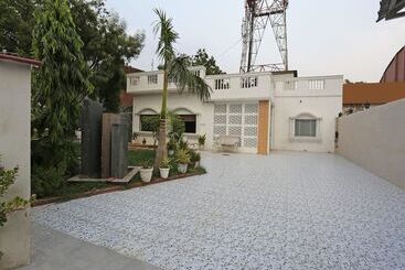 هتل Crown Courtyard By Naavagat