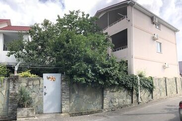 تختخواب و صبحانه Abrikos