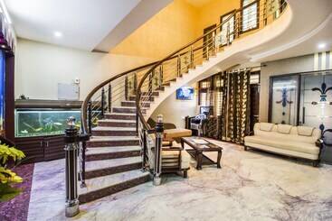 هتل Fabexpress Queen Palace