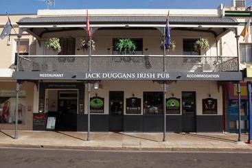 فندق Jack Duggans Irish Pub