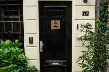 تختخواب و صبحانه The Blossom House Amsterdam