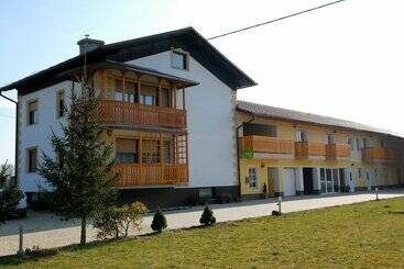 هتل روستایی Tourist Farm And Beekeeping Salamun