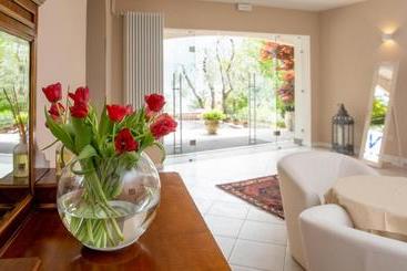 هتل La Gardenia & Villa Oleandra