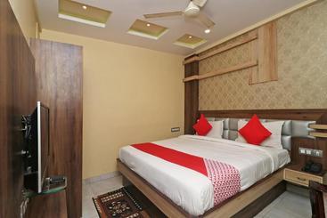 בית מלון כפרי Rajkamal Palace By Oyo Rooms