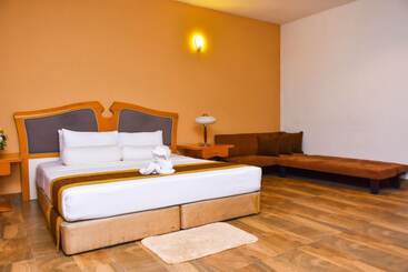 فندق Aradhana Airport