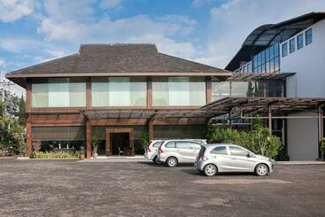 Пансион Reddoorz Plus Near Floating Market Lembang