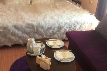 مسافرخانه Ronai Holl Guest House