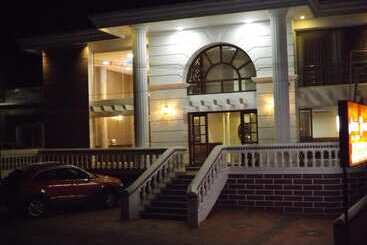 هتل The Majestic Crown