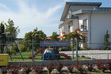 هتل Willa Pod Cyprysami