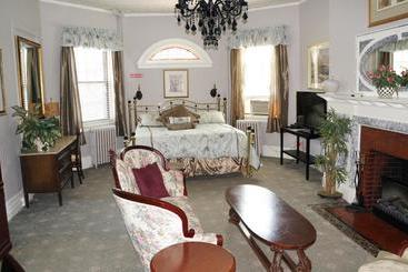 فندق 463 Beacon Street Guest House