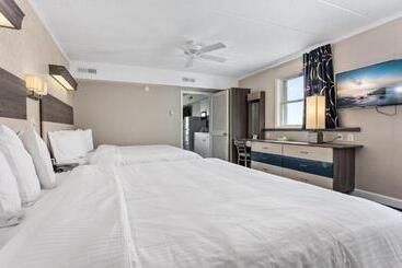 Отель Adventurer Oceanfront Inn