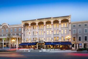 هتل The Adelphi