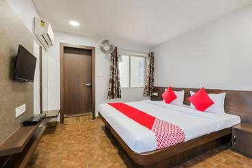 בית מלון כפרי Sajan Palace By Oyo Rooms