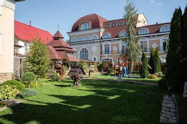 هتل Tsarskoe Podvoriye  Imperial Village  Comlex