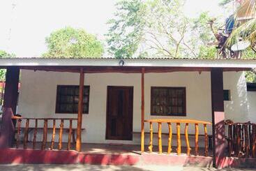 בית מלון כפרי The Pelicans Resort