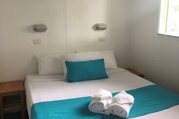 בית מלון כפרי Palm Beach Caravan Park