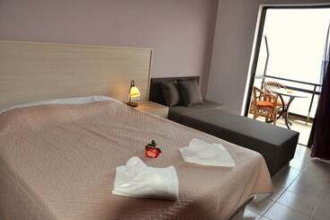 بنسيون Akrogiali