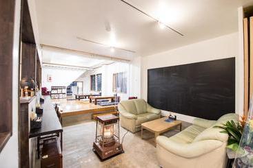 הוסטל Sansan Cafe And Bar & Backpackers