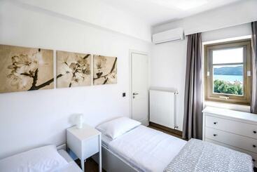 ツーリストアパートメント White Villas